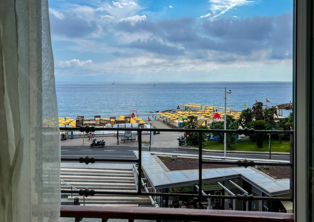 Splendido Appartamento Con Vista Mare Su Piazza Dante Varazze Kültér fotó